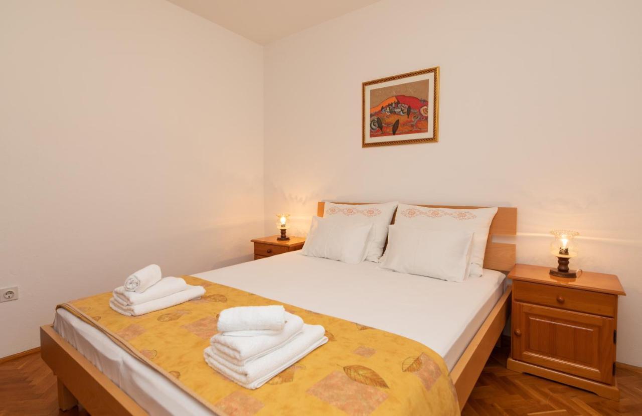 Apartments Jelena Supetar - Four Apartments - A Small House With A Private Yard - Two-Room Apartment With A Sea View - Studio Apartment - Two-Room Apartment With Garden View- Free Parking Екстериор снимка