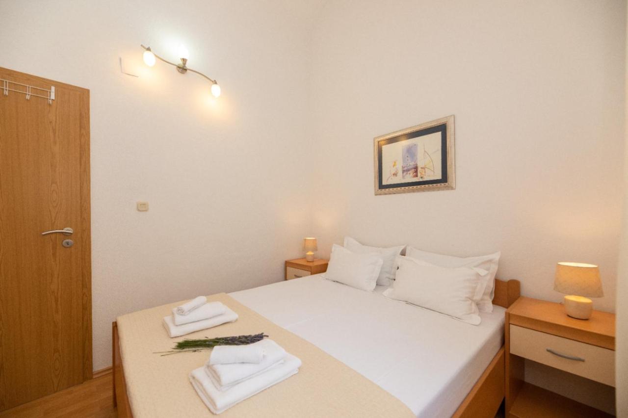 Apartments Jelena Supetar - Four Apartments - A Small House With A Private Yard - Two-Room Apartment With A Sea View - Studio Apartment - Two-Room Apartment With Garden View- Free Parking Екстериор снимка