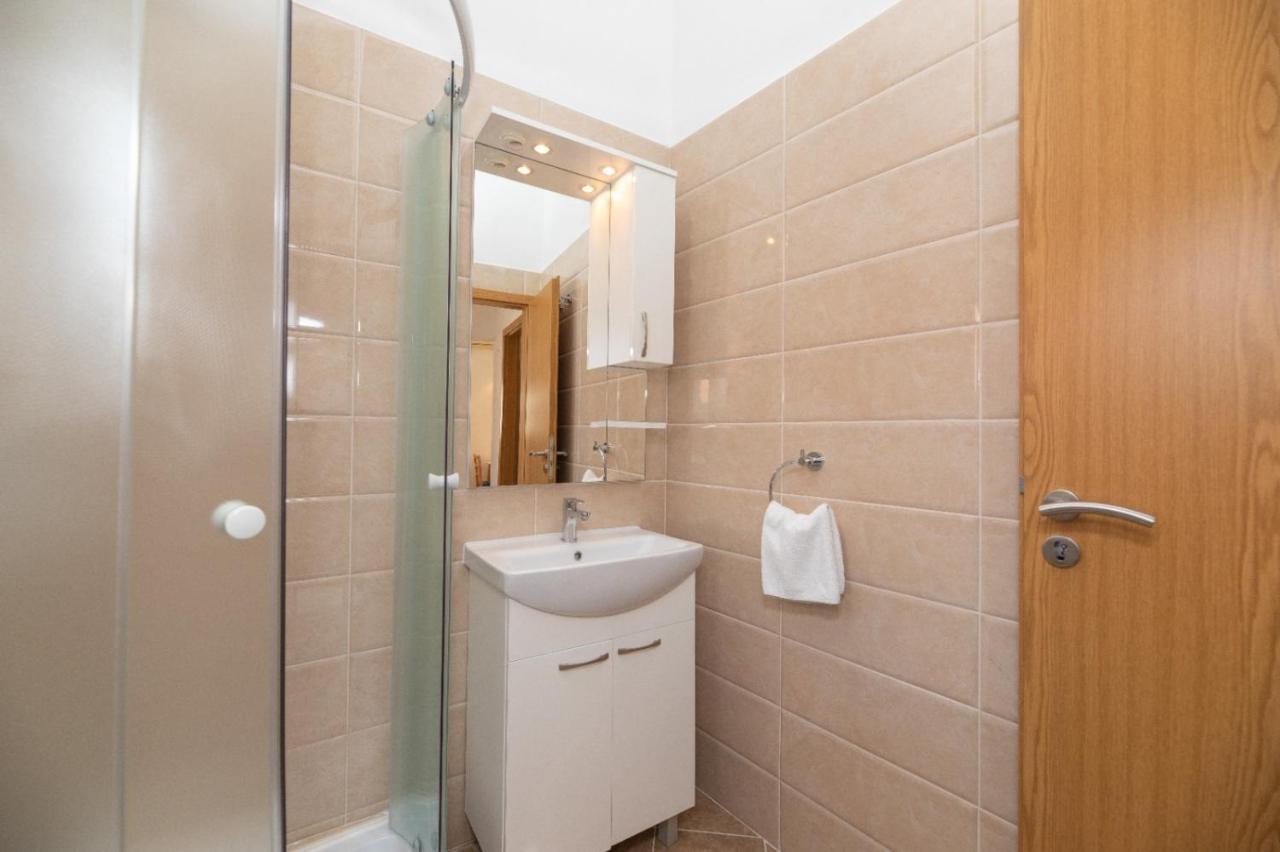 Apartments Jelena Supetar - Four Apartments - A Small House With A Private Yard - Two-Room Apartment With A Sea View - Studio Apartment - Two-Room Apartment With Garden View- Free Parking Екстериор снимка