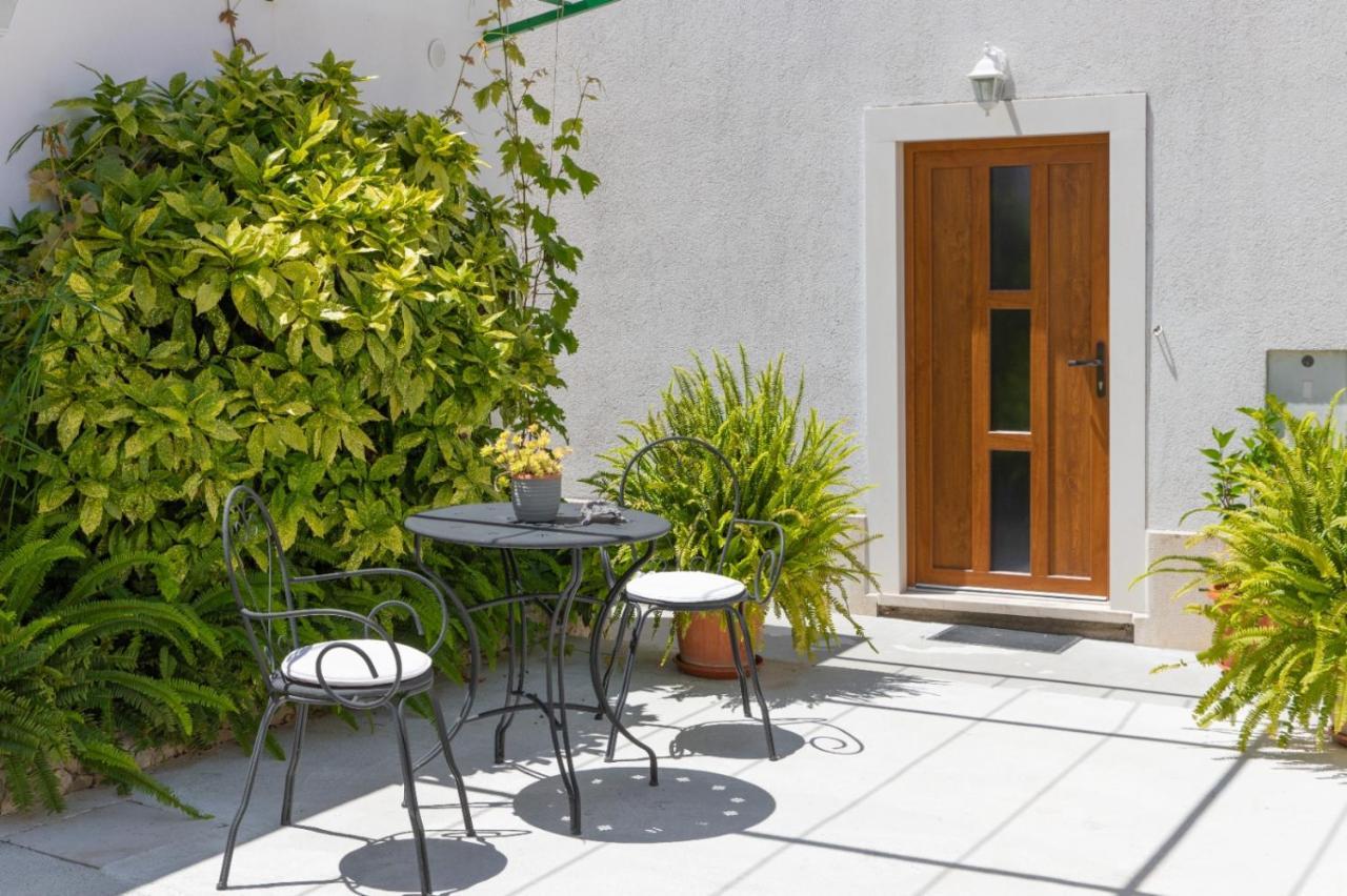 Apartments Jelena Supetar - Four Apartments - A Small House With A Private Yard - Two-Room Apartment With A Sea View - Studio Apartment - Two-Room Apartment With Garden View- Free Parking Екстериор снимка
