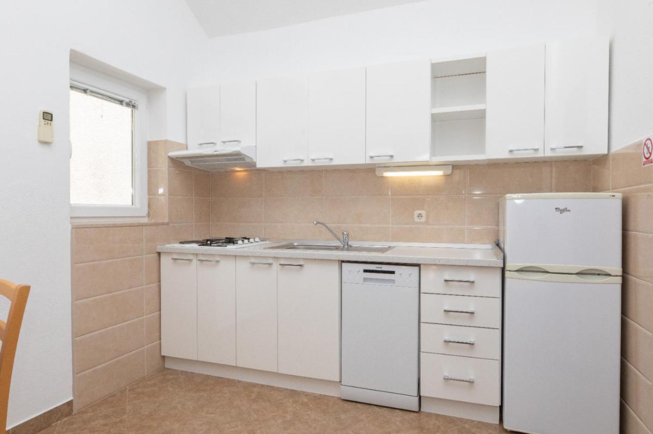 Apartments Jelena Supetar - Four Apartments - A Small House With A Private Yard - Two-Room Apartment With A Sea View - Studio Apartment - Two-Room Apartment With Garden View- Free Parking Екстериор снимка