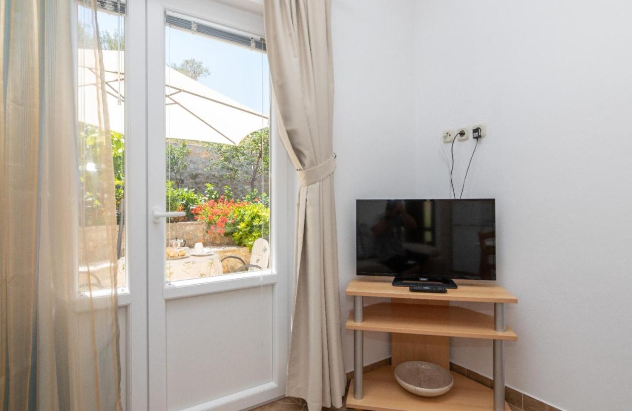 Apartments Jelena Supetar - Four Apartments - A Small House With A Private Yard - Two-Room Apartment With A Sea View - Studio Apartment - Two-Room Apartment With Garden View- Free Parking Екстериор снимка