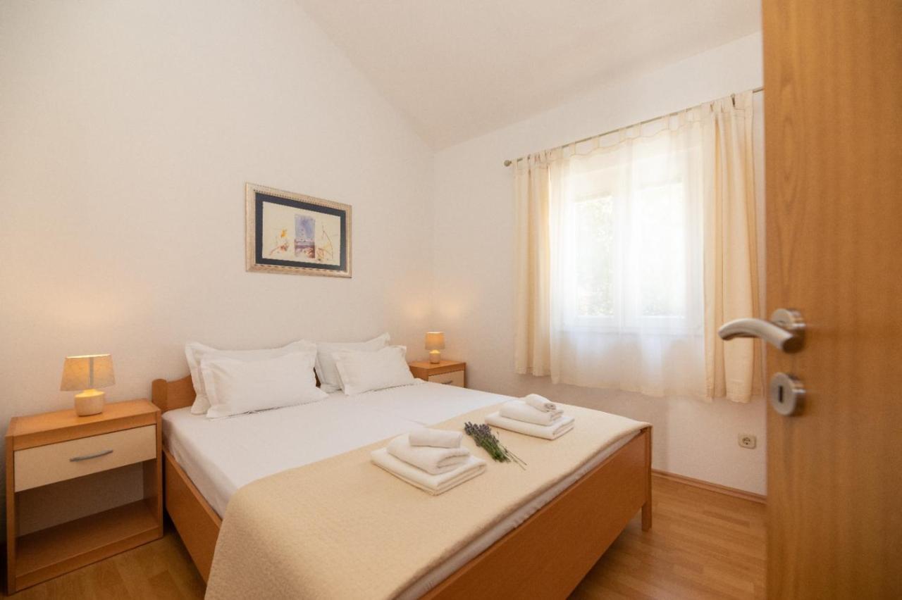 Apartments Jelena Supetar - Four Apartments - A Small House With A Private Yard - Two-Room Apartment With A Sea View - Studio Apartment - Two-Room Apartment With Garden View- Free Parking Екстериор снимка