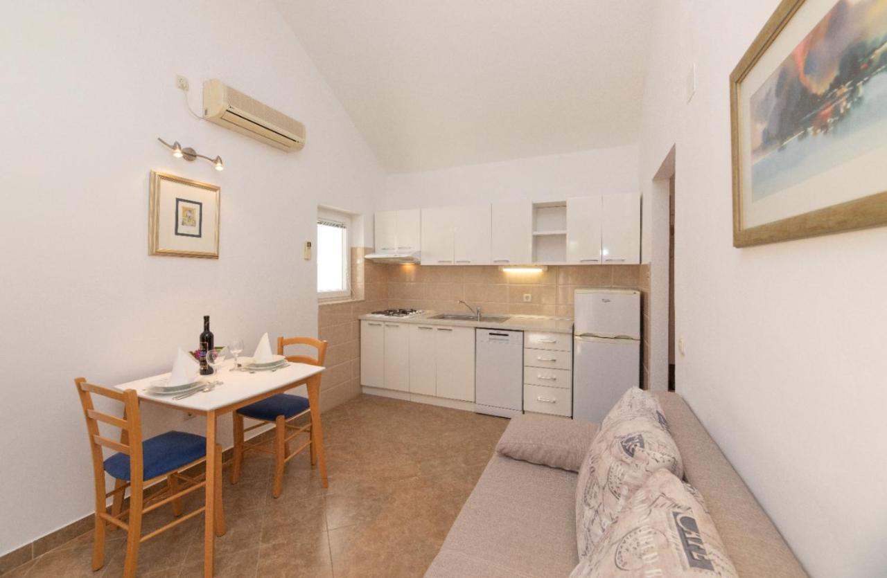 Apartments Jelena Supetar - Four Apartments - A Small House With A Private Yard - Two-Room Apartment With A Sea View - Studio Apartment - Two-Room Apartment With Garden View- Free Parking Екстериор снимка