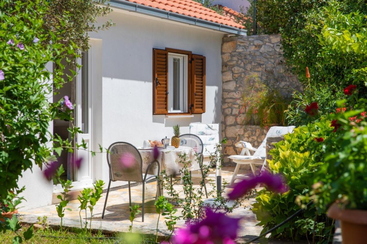 Apartments Jelena Supetar - Four Apartments - A Small House With A Private Yard - Two-Room Apartment With A Sea View - Studio Apartment - Two-Room Apartment With Garden View- Free Parking Екстериор снимка