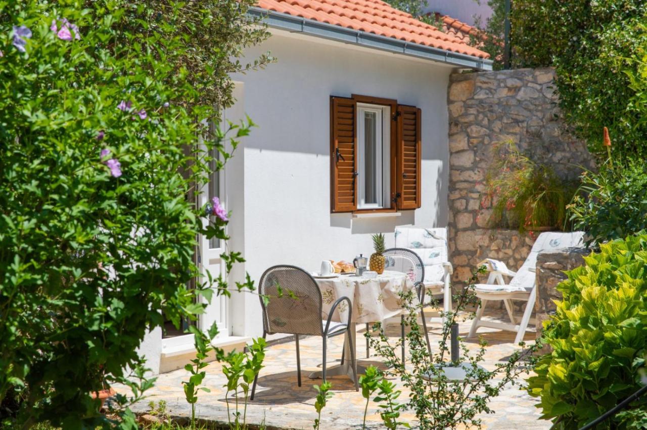 Apartments Jelena Supetar - Four Apartments - A Small House With A Private Yard - Two-Room Apartment With A Sea View - Studio Apartment - Two-Room Apartment With Garden View- Free Parking Екстериор снимка