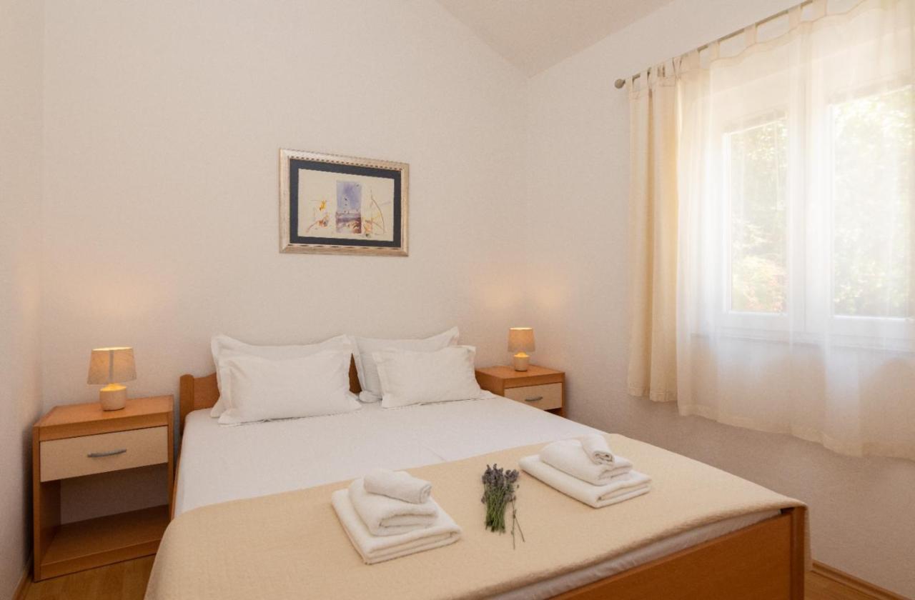Apartments Jelena Supetar - Four Apartments - A Small House With A Private Yard - Two-Room Apartment With A Sea View - Studio Apartment - Two-Room Apartment With Garden View- Free Parking Екстериор снимка
