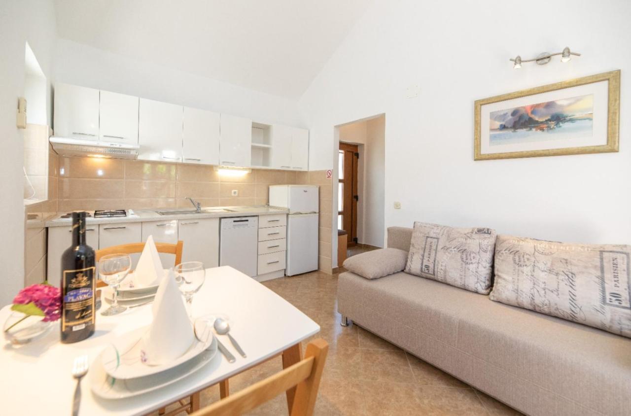 Apartments Jelena Supetar - Four Apartments - A Small House With A Private Yard - Two-Room Apartment With A Sea View - Studio Apartment - Two-Room Apartment With Garden View- Free Parking Екстериор снимка