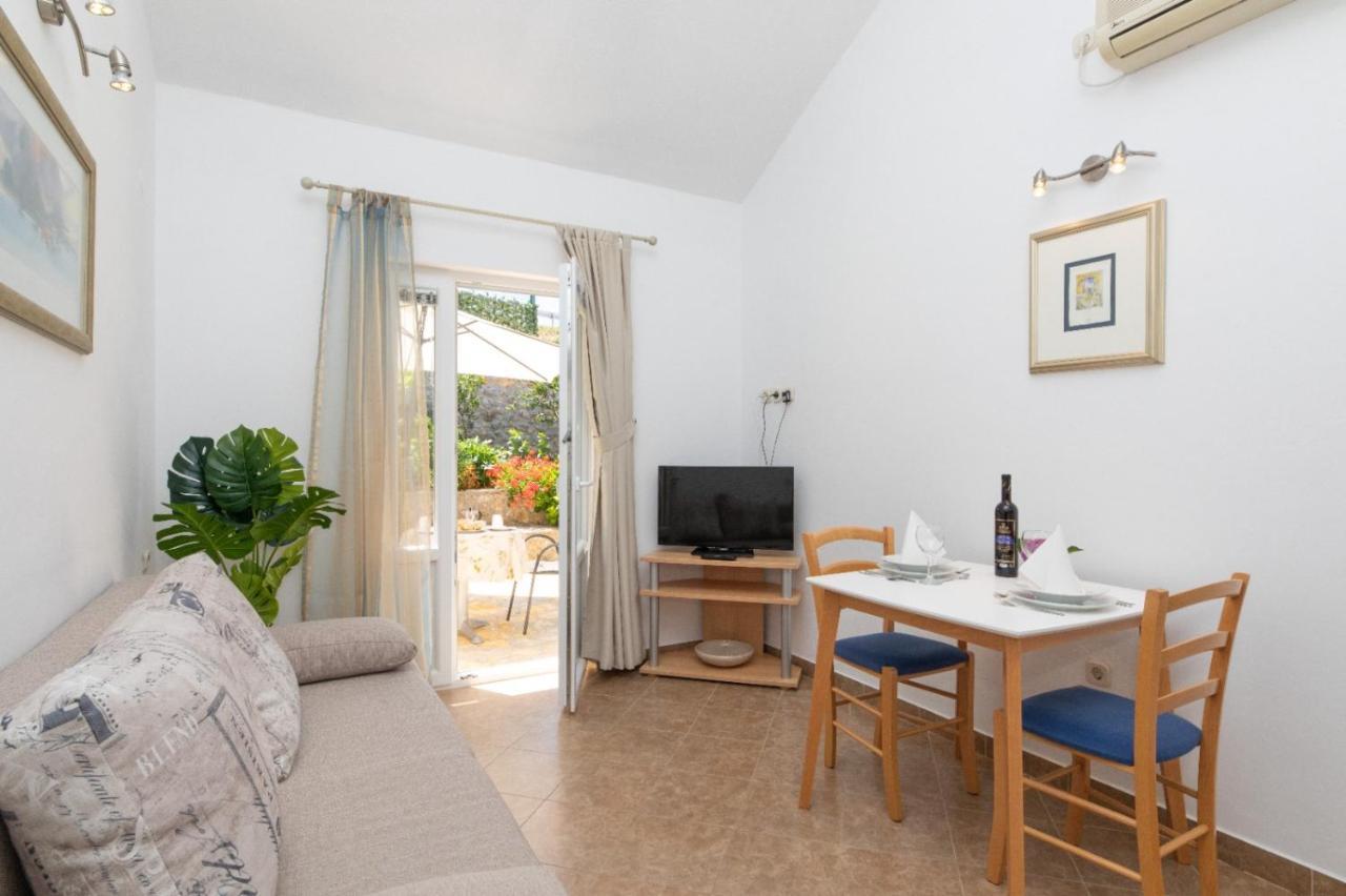 Apartments Jelena Supetar - Four Apartments - A Small House With A Private Yard - Two-Room Apartment With A Sea View - Studio Apartment - Two-Room Apartment With Garden View- Free Parking Екстериор снимка