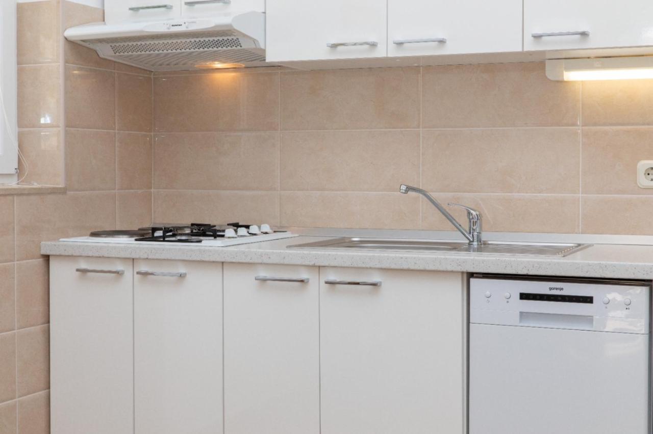 Apartments Jelena Supetar - Four Apartments - A Small House With A Private Yard - Two-Room Apartment With A Sea View - Studio Apartment - Two-Room Apartment With Garden View- Free Parking Екстериор снимка