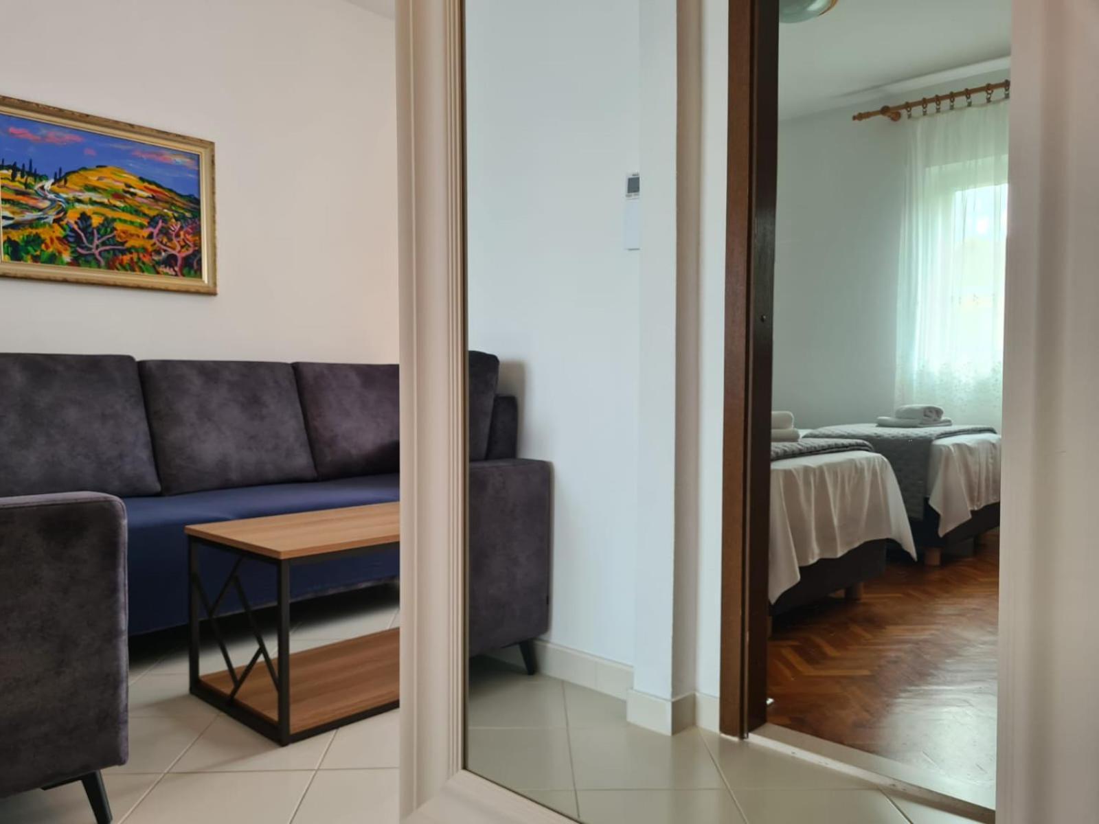 Apartments Jelena Supetar - Four Apartments - A Small House With A Private Yard - Two-Room Apartment With A Sea View - Studio Apartment - Two-Room Apartment With Garden View- Free Parking Екстериор снимка