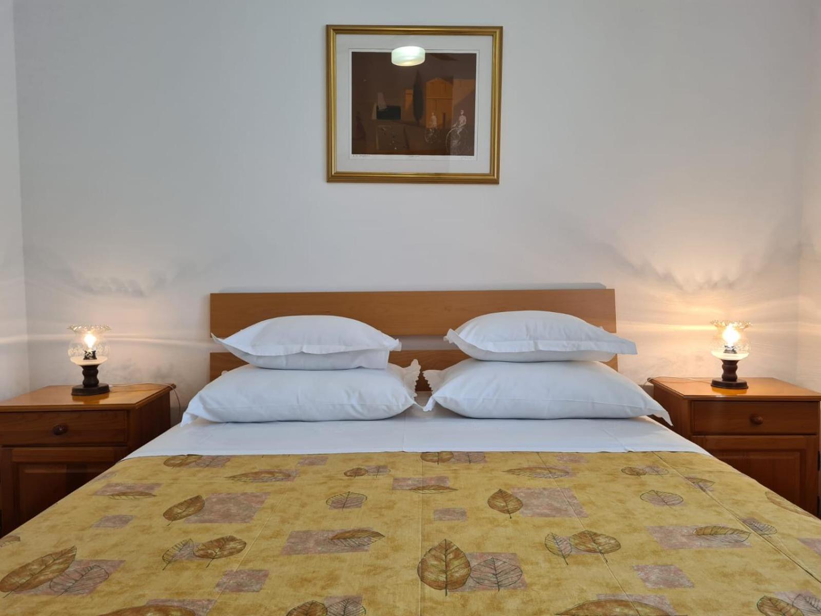 Apartments Jelena Supetar - Four Apartments - A Small House With A Private Yard - Two-Room Apartment With A Sea View - Studio Apartment - Two-Room Apartment With Garden View- Free Parking Екстериор снимка