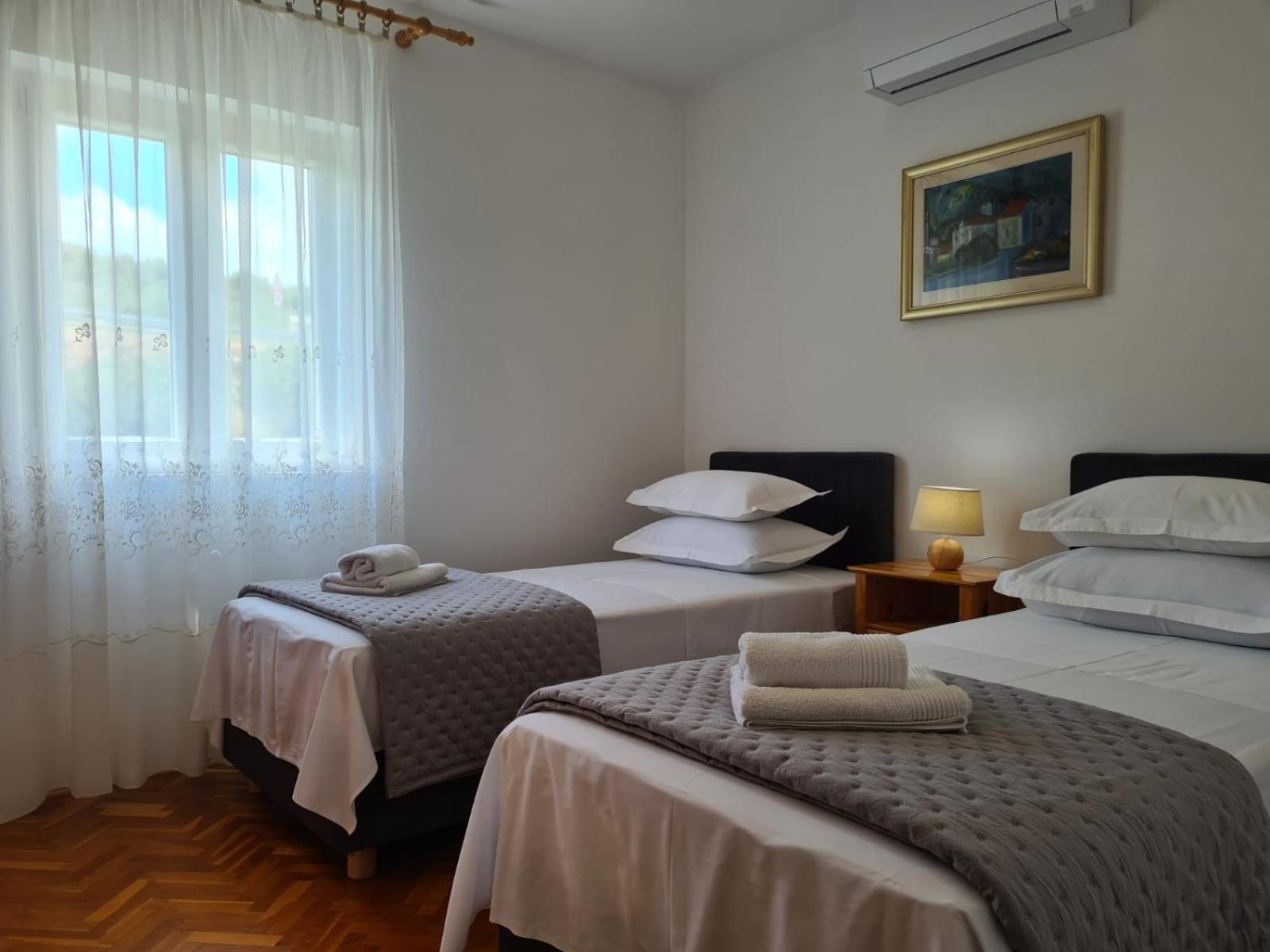Apartments Jelena Supetar - Four Apartments - A Small House With A Private Yard - Two-Room Apartment With A Sea View - Studio Apartment - Two-Room Apartment With Garden View- Free Parking Екстериор снимка