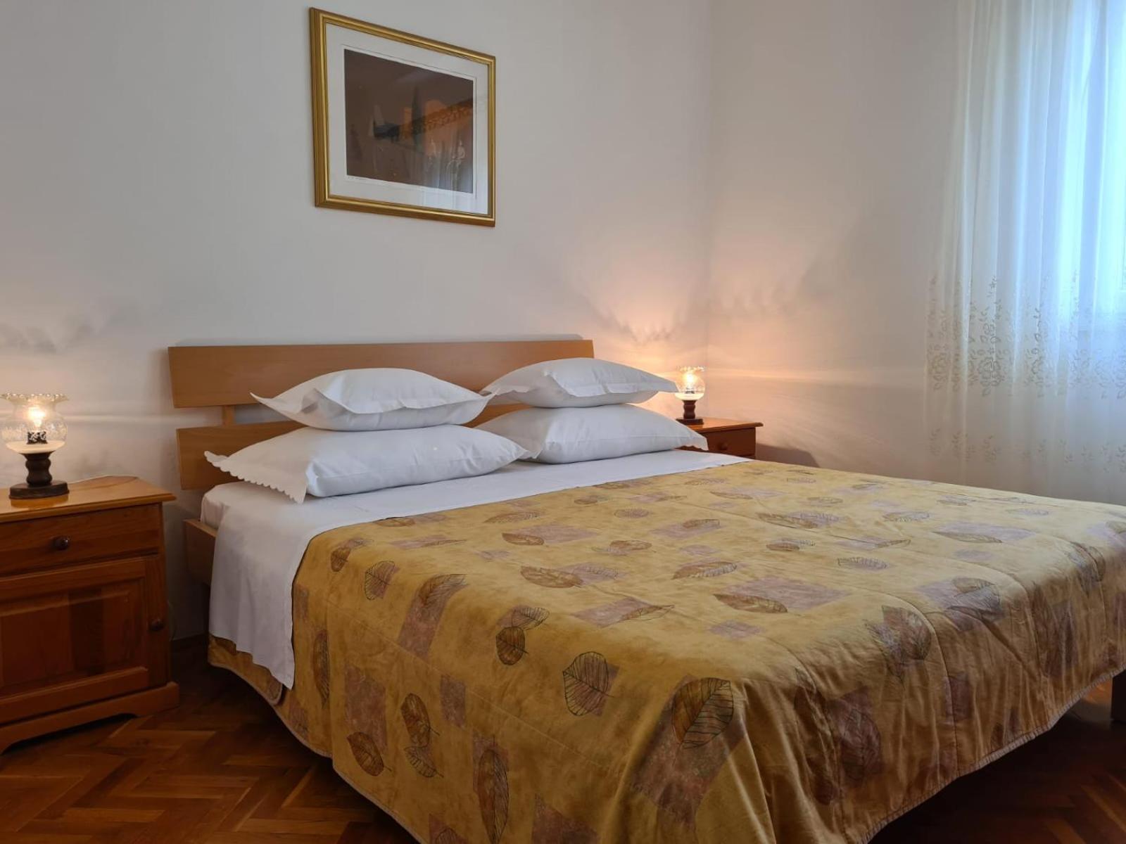 Apartments Jelena Supetar - Four Apartments - A Small House With A Private Yard - Two-Room Apartment With A Sea View - Studio Apartment - Two-Room Apartment With Garden View- Free Parking Екстериор снимка