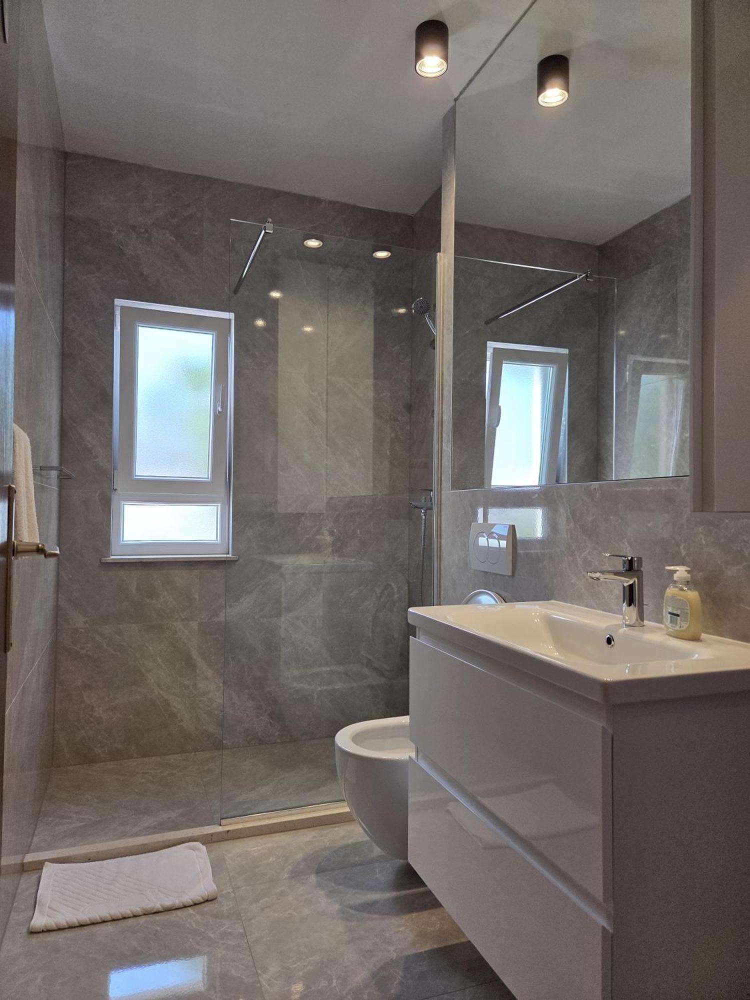 Apartments Jelena Supetar - Four Apartments - A Small House With A Private Yard - Two-Room Apartment With A Sea View - Studio Apartment - Two-Room Apartment With Garden View- Free Parking Екстериор снимка