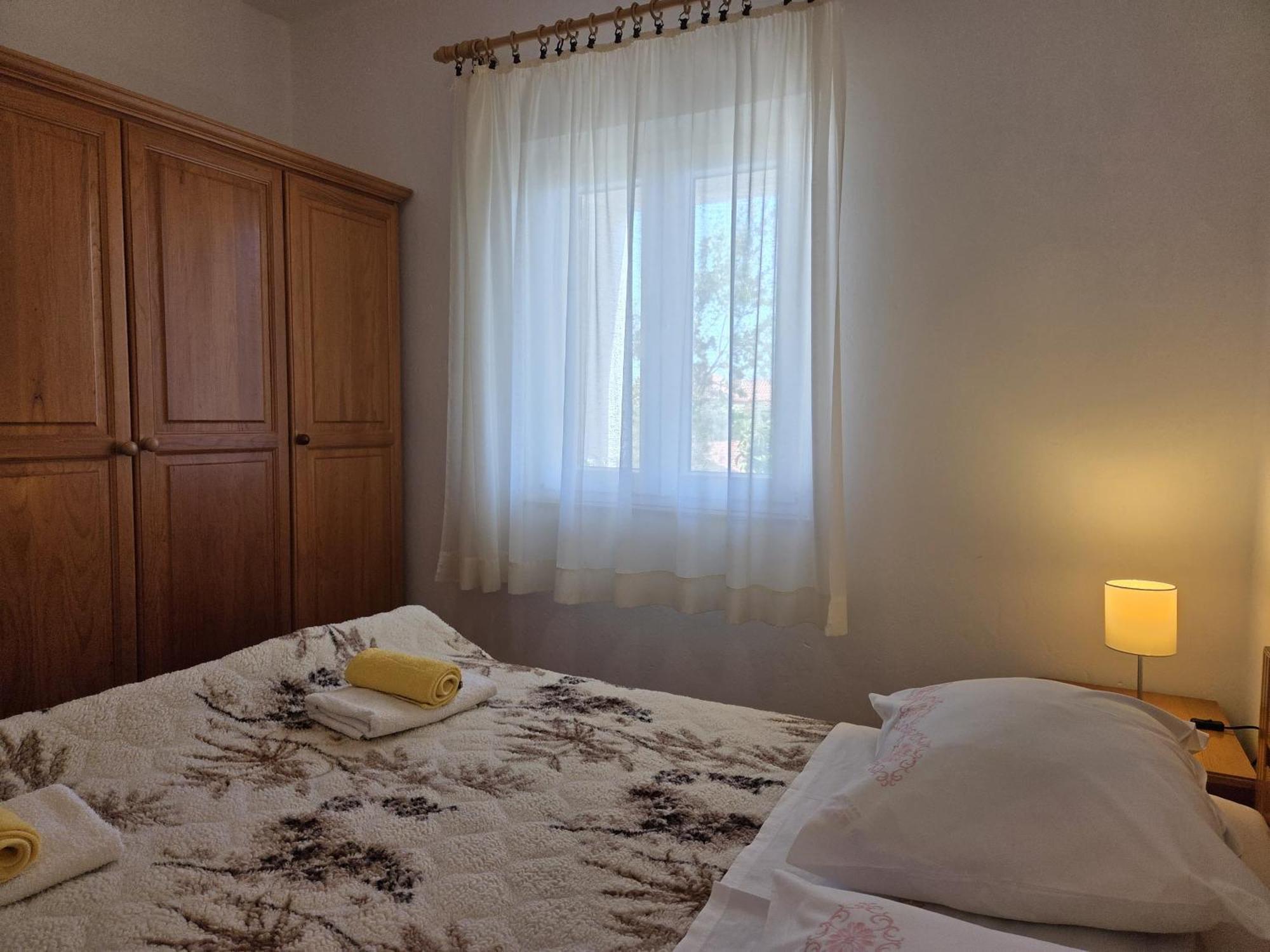 Apartments Jelena Supetar - Four Apartments - A Small House With A Private Yard - Two-Room Apartment With A Sea View - Studio Apartment - Two-Room Apartment With Garden View- Free Parking Екстериор снимка