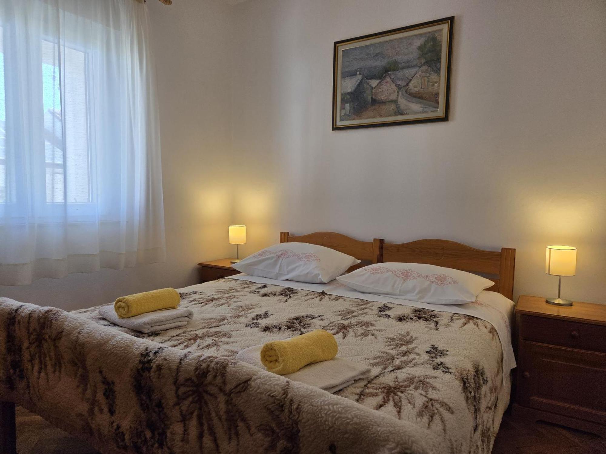 Apartments Jelena Supetar - Four Apartments - A Small House With A Private Yard - Two-Room Apartment With A Sea View - Studio Apartment - Two-Room Apartment With Garden View- Free Parking Екстериор снимка