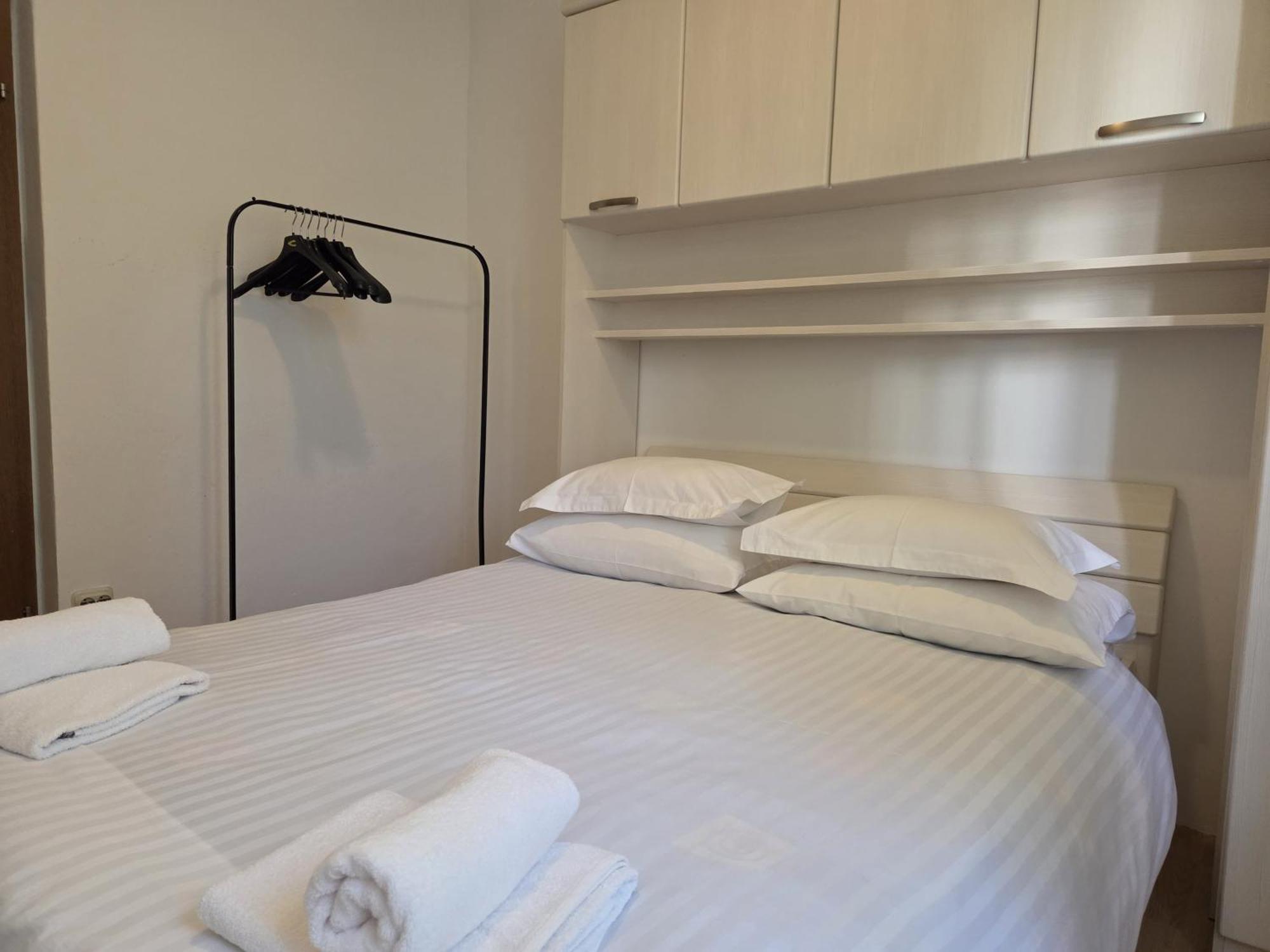 Apartments Jelena Supetar - Four Apartments - A Small House With A Private Yard - Two-Room Apartment With A Sea View - Studio Apartment - Two-Room Apartment With Garden View- Free Parking Екстериор снимка