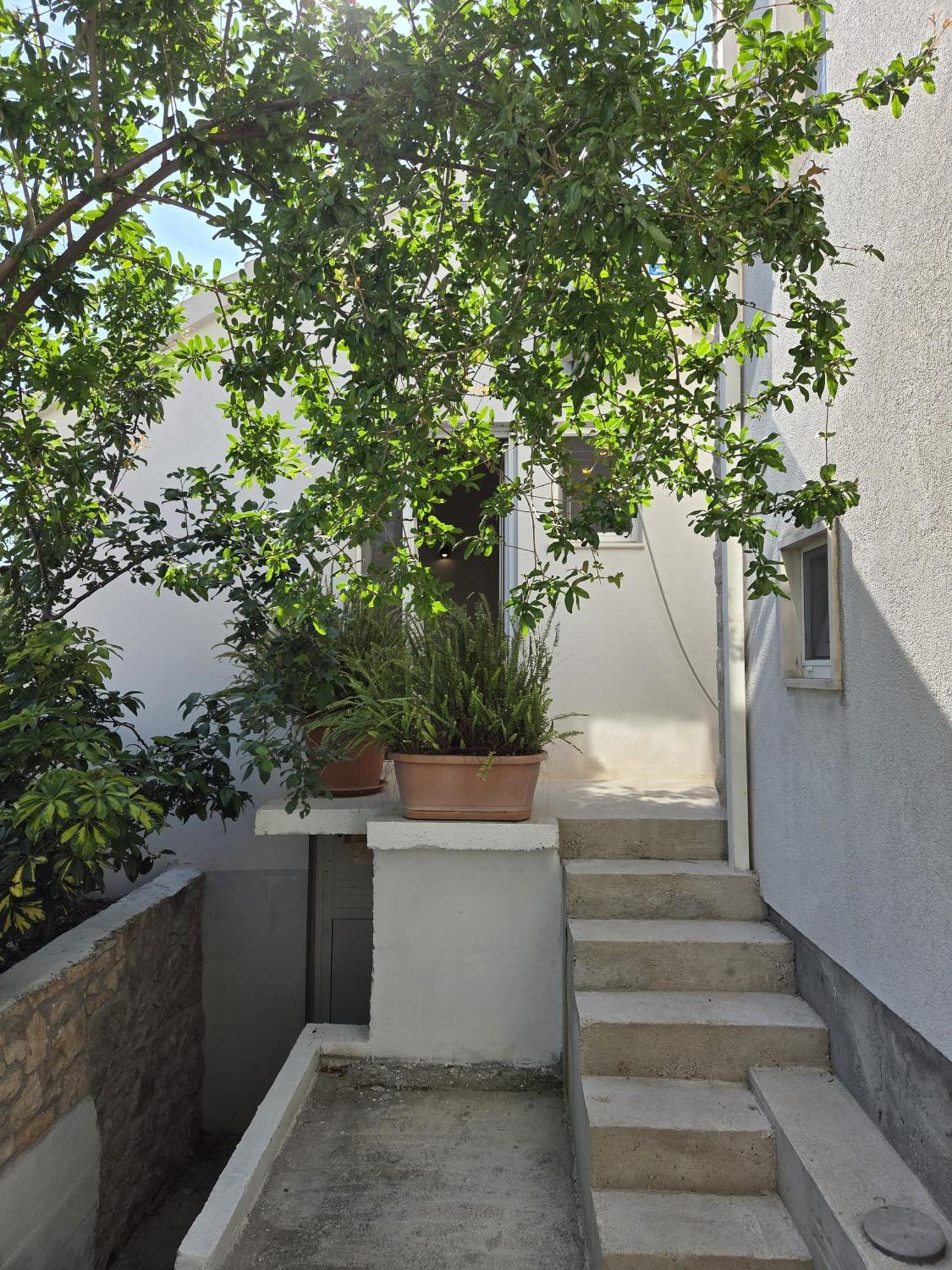 Apartments Jelena Supetar - Four Apartments - A Small House With A Private Yard - Two-Room Apartment With A Sea View - Studio Apartment - Two-Room Apartment With Garden View- Free Parking Екстериор снимка