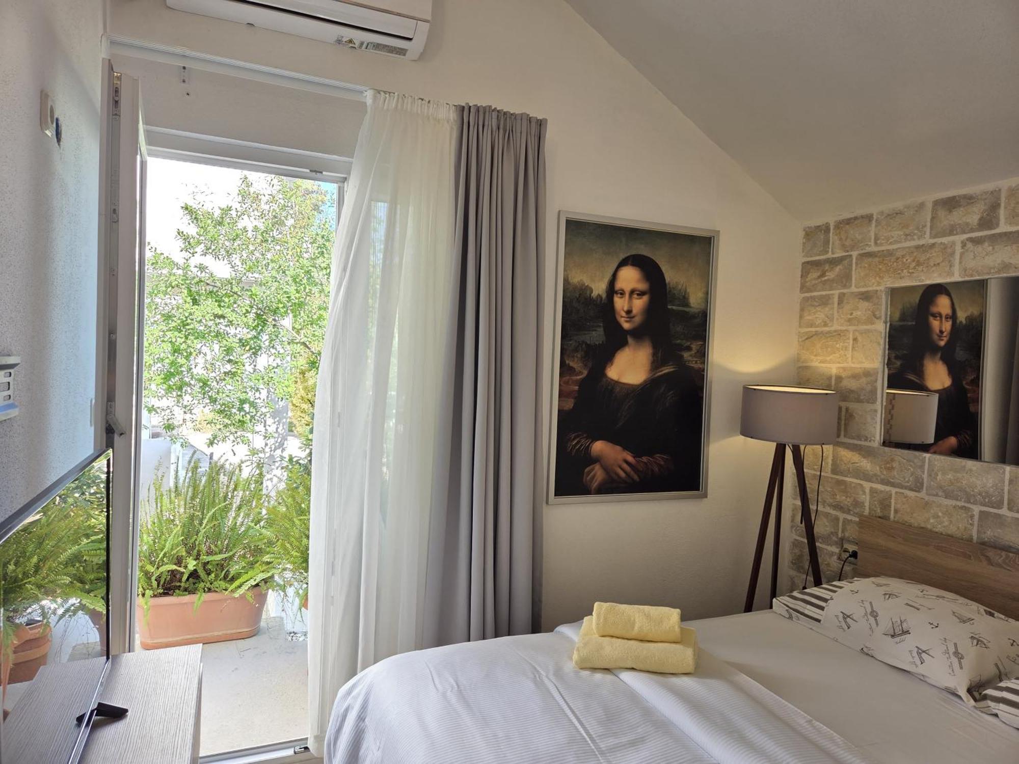 Apartments Jelena Supetar - Four Apartments - A Small House With A Private Yard - Two-Room Apartment With A Sea View - Studio Apartment - Two-Room Apartment With Garden View- Free Parking Екстериор снимка