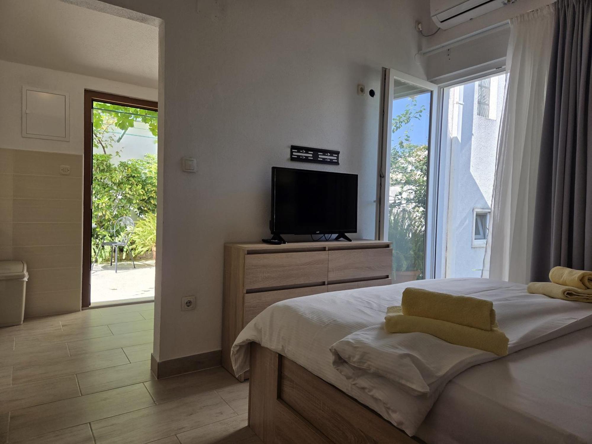 Apartments Jelena Supetar - Four Apartments - A Small House With A Private Yard - Two-Room Apartment With A Sea View - Studio Apartment - Two-Room Apartment With Garden View- Free Parking Екстериор снимка