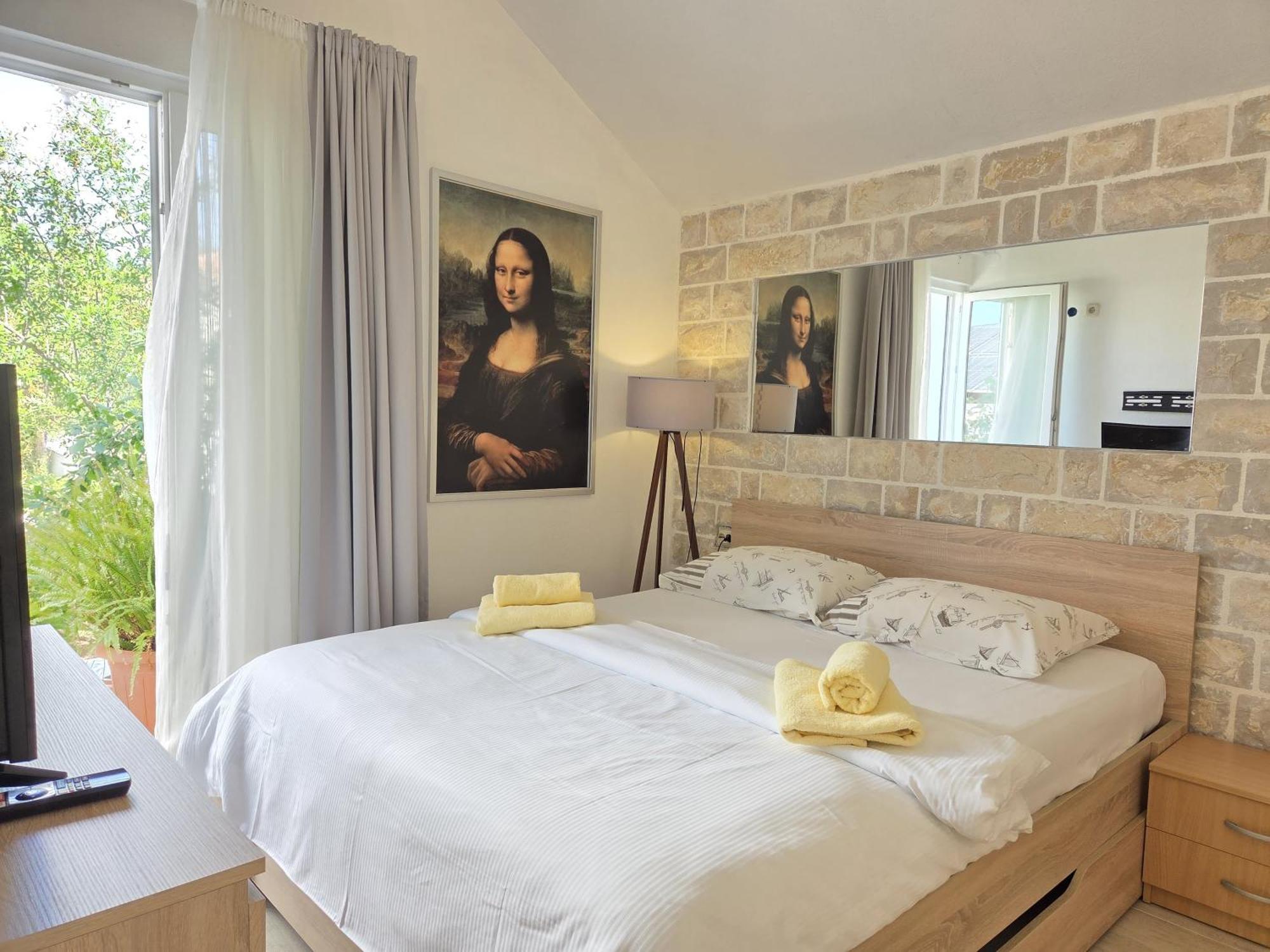 Apartments Jelena Supetar - Four Apartments - A Small House With A Private Yard - Two-Room Apartment With A Sea View - Studio Apartment - Two-Room Apartment With Garden View- Free Parking Екстериор снимка