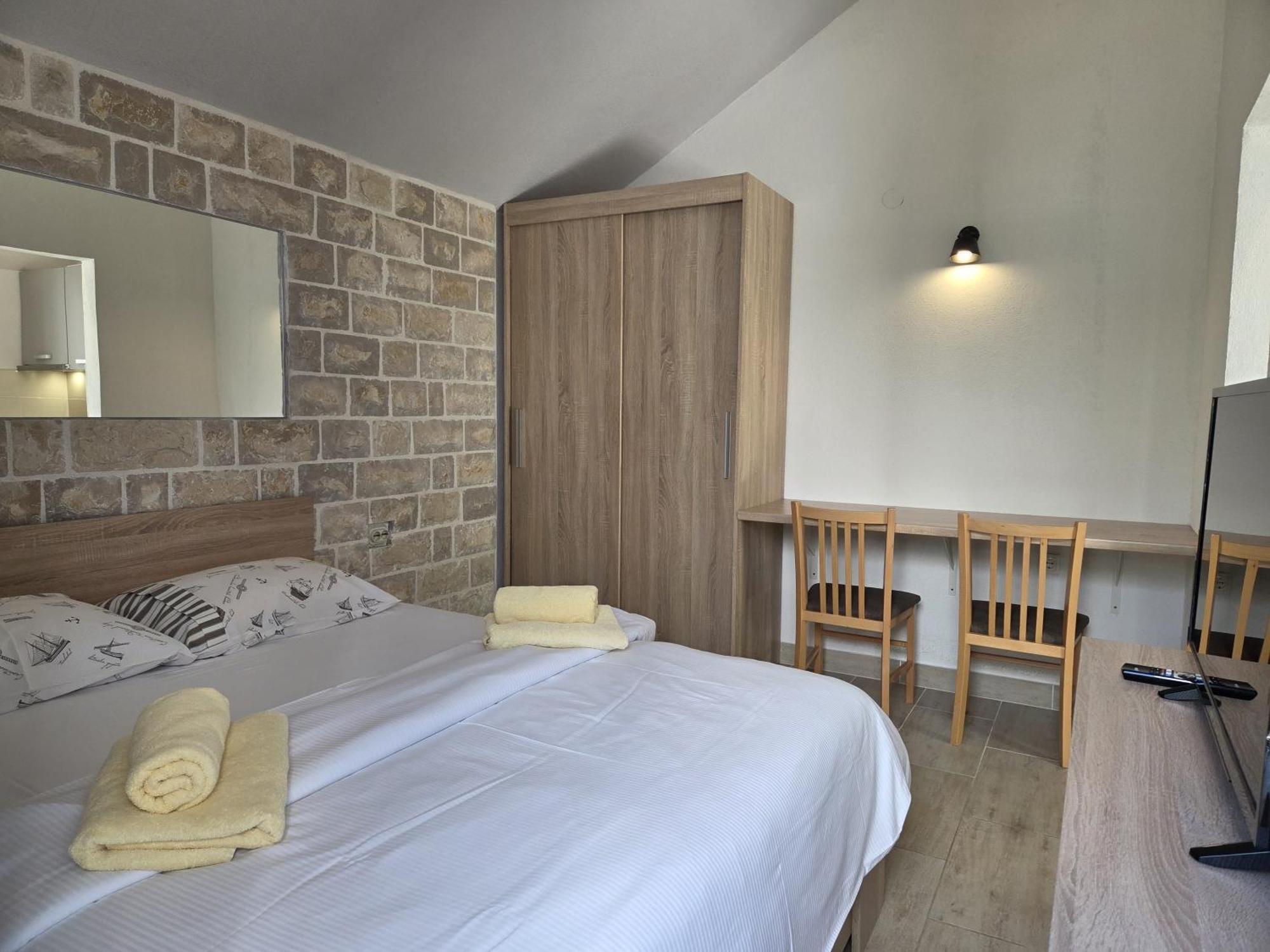 Apartments Jelena Supetar - Four Apartments - A Small House With A Private Yard - Two-Room Apartment With A Sea View - Studio Apartment - Two-Room Apartment With Garden View- Free Parking Екстериор снимка